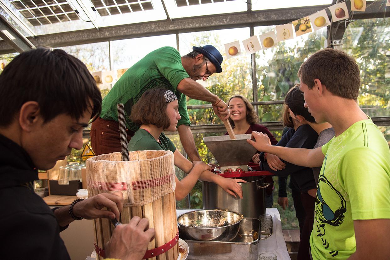 Beim Saftmachen kommt Freude auf. Beim Wangeliner Workcamp wird selbst Apfelsaft hergestellt.