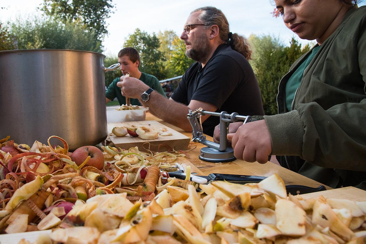 Bei so vielen hungrigen Leckermäulchen werden riesige Berge an Äpfeln geschält... Beim Wangeliner Workcamp werden riesige Mengen an Äpfeln geschält.