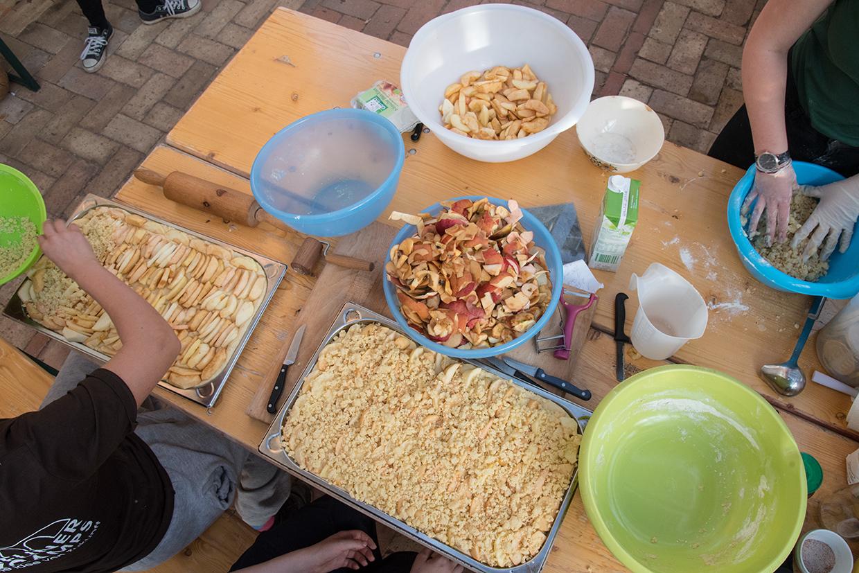 ...und zu Kuchen und Kompott verarbeitet. Kuchen backen beim Wangeliner Workcamp.