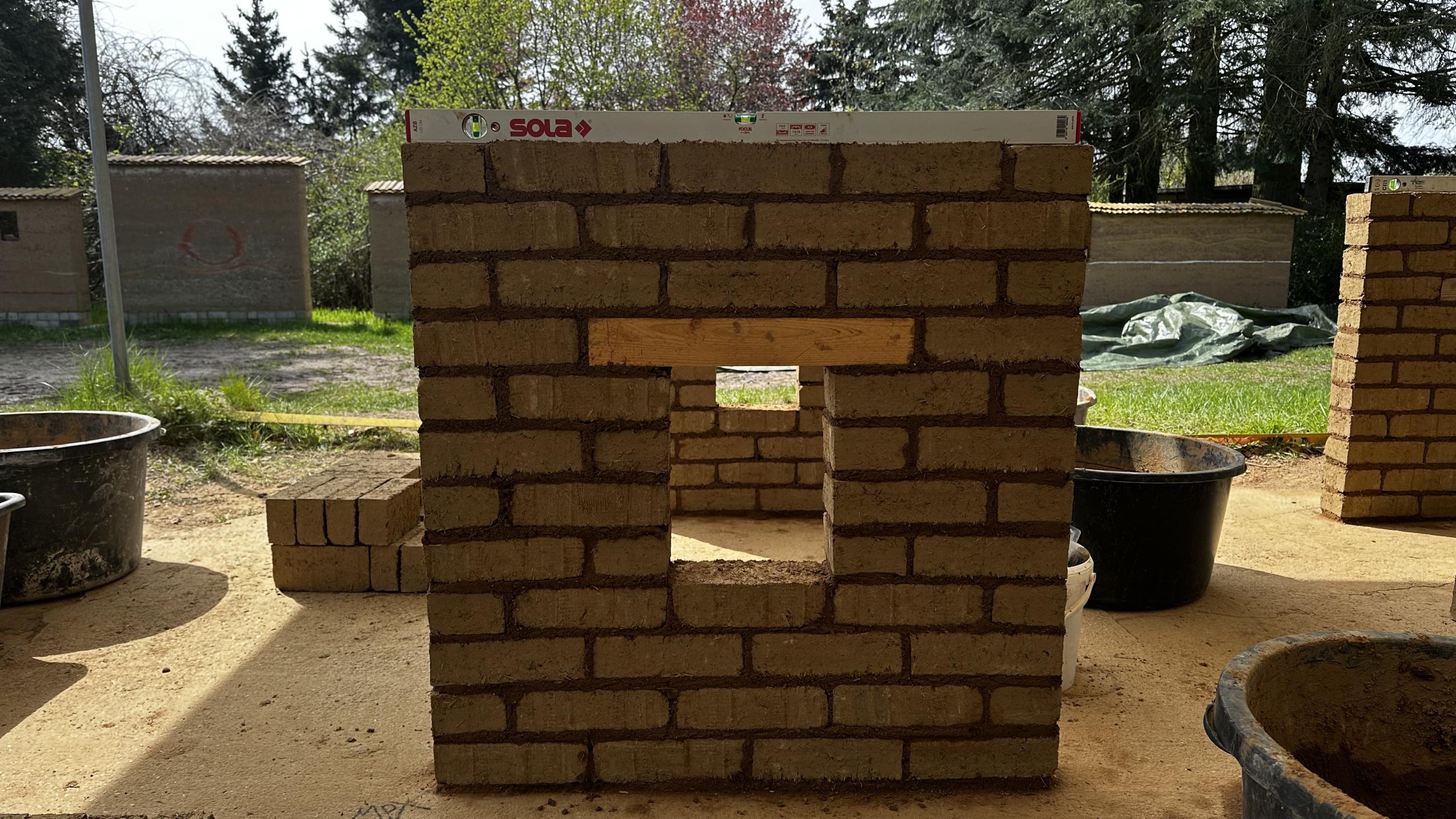 Mauer aus Lehmsteinen Mauer aus Lehmsteinen