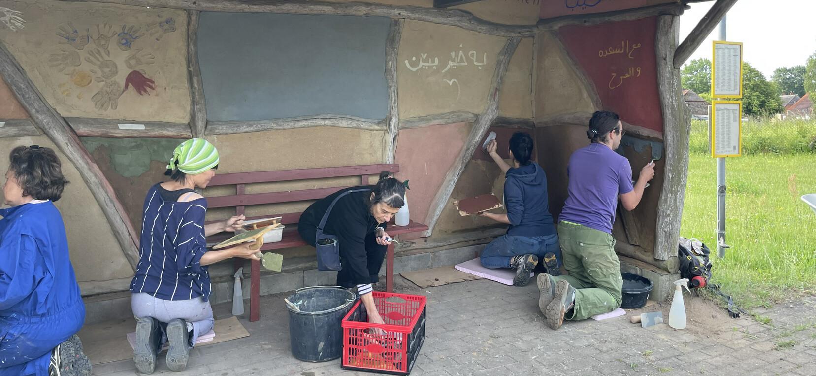 Lehmputz-Arbeiten an der Wangeliner Bushaltestelle