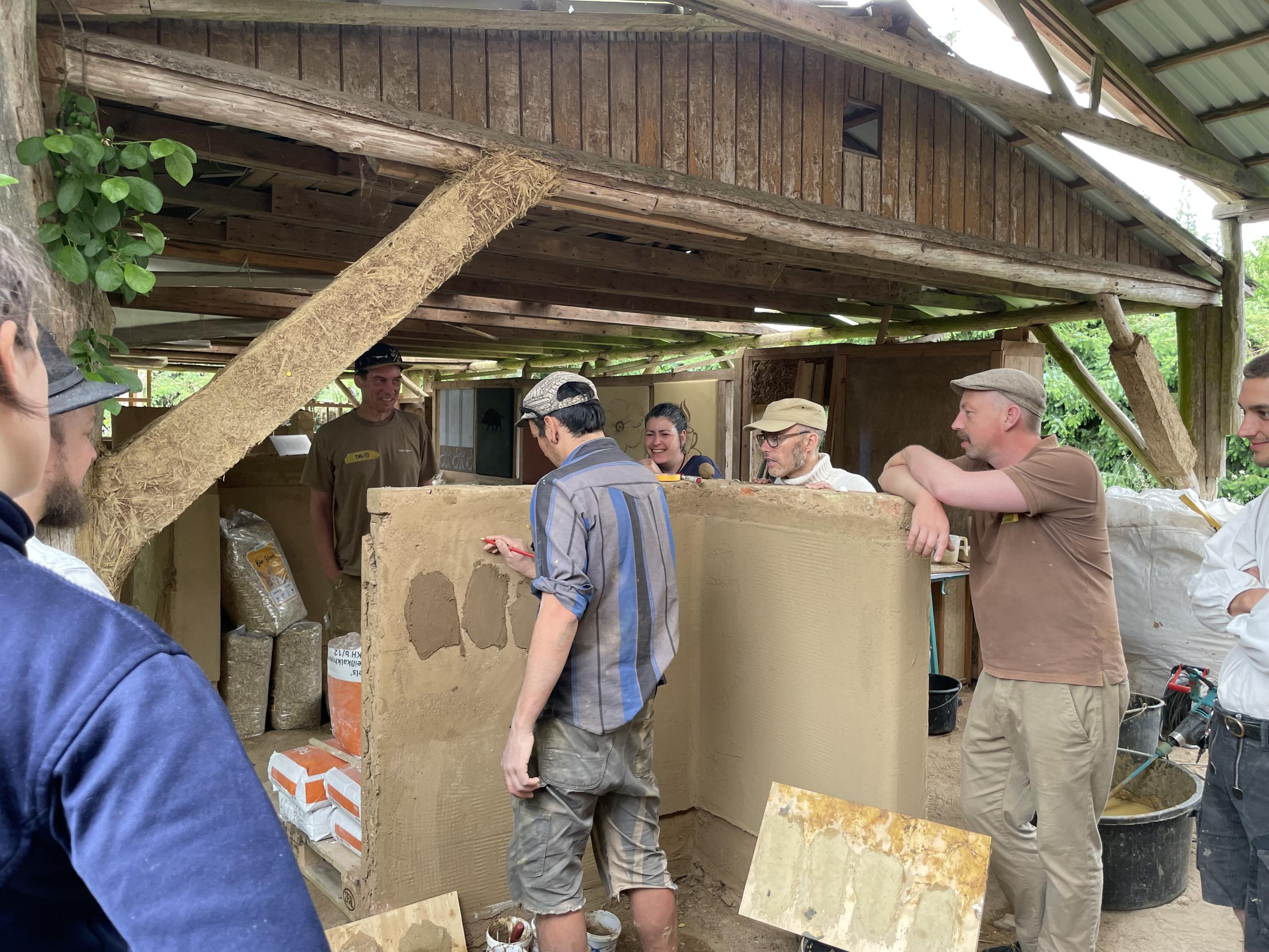 Proben beim Kurs Lehm-Kalk-Putze kreativ verarbeiten mit Benito Steen