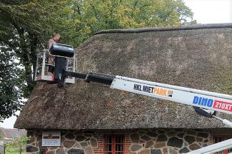 Reinigung des Dachs des Lehmmuseums