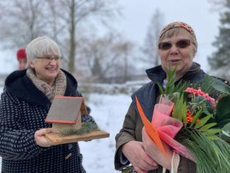 Marita Kiehnscherf wird mit der Ehrenamtskarte für Ihren Einsatz für das im Netzwerk "Der Nordosten baut grün" organiserten Lehmmuseum geehrt