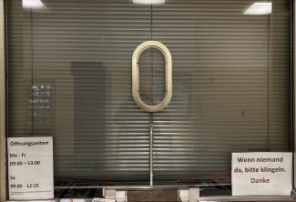 Ein geschlossenes Schalterfefenster: Hinweis, dass nicht genügend Personal zur Verfügung steht