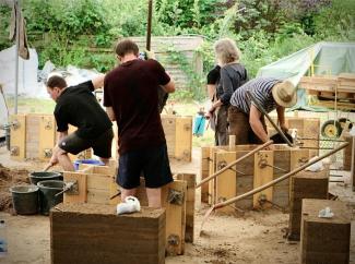 Stampflehm ist natürlich schön und auch gut gegen Lärm