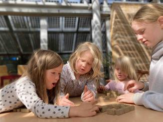 Hier können Kinder nach Herzenslust mit Lehm matschen