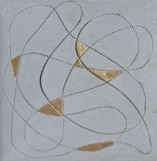 Ein Lehmbild von Jörg Wappler, das zusammen mit Lehmrissbildern von Irmela Fromm zu sehen ist