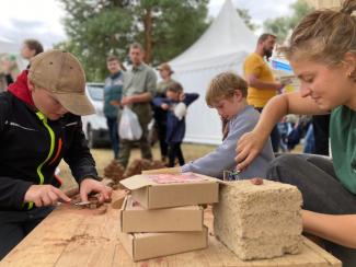 Auf der MeLa spielend lernen, was Lehm kann!