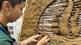 Natalia gestaltet ein Lehmbild, ein echter Hingucker!