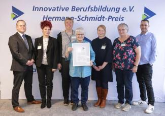 Uta Herz, Geschäftsführerin der Europäischen Bildungsstätte für Lehmbau, Wangelin bei der Preisverleihung den Hermann-Schmidt-Preises 2023