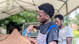 Jugendliche beim Wangeliner Workcamp Backofenbau