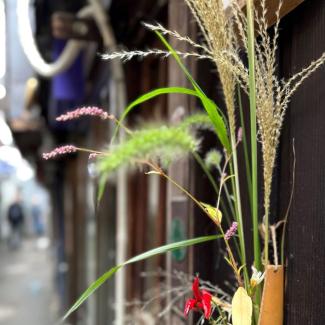 Ikebana an einer Fassade eines japanischen Gebäudes in Tokyo