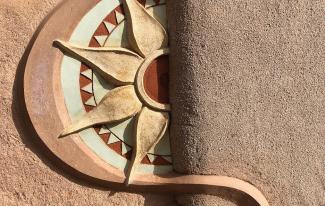 Eine Sonnenblume als Relief aus Lehm-/Kalkputz