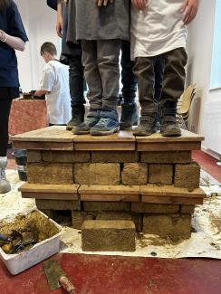 Lehmbau auf Belastbarkeit geprobt