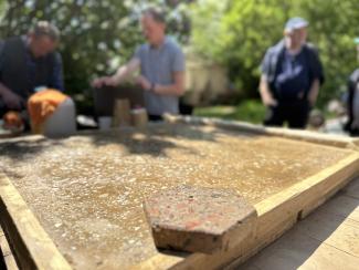 Probestück Stampflehmboden in Verschalung