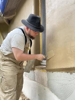 Glätten des Putzes mit der Kelle