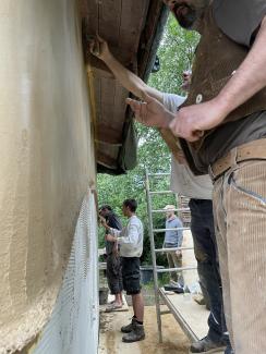 Putzarbeiten an den Wänden des Wangeliner Garten-Cafés
