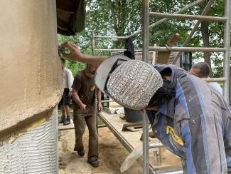 Der Meister glättet den Putz