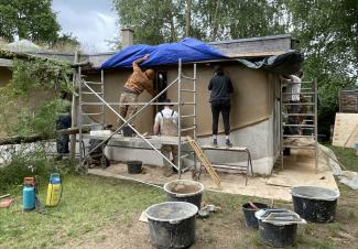 Arbeiten an den Wänden des Wangeliner Garten-Cafés