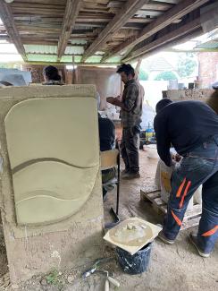 Skulpturale Linien im Lehm-Kalk-Putz