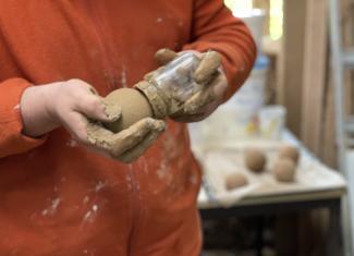 Dorodango werden durch ausdauerndes Drehen gehärtet und poliert