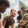 Junge Menschen beim Bau eines Lehmbackofen im Rahmen des Wangeliner Workcamps